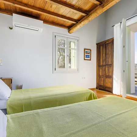 Zoes - Harbor & Sea Views *