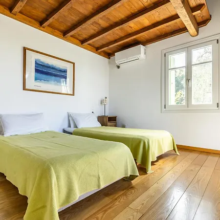 Zoes - Harbor & Sea Views *