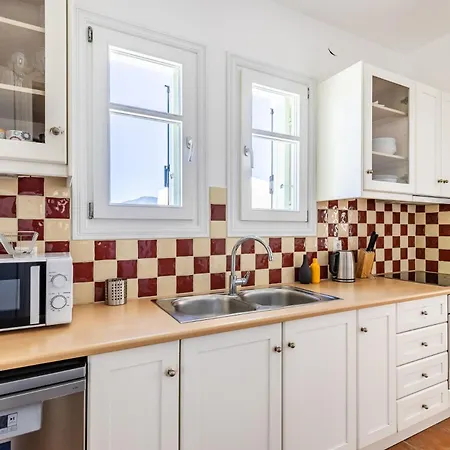 Zoes - Harbor & Sea Views *